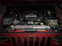 مبرد شريطي ولوح من سلسلة BladeRunner GT من aFe مع خراطيم سوداء لسيارة Jeep Wrangler (JK) V6 سعة 3.6 لتر موديلات 2012-2018