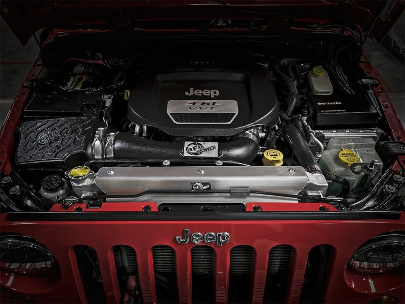 مبرد شريطي ولوح من سلسلة BladeRunner GT من aFe مع خراطيم سوداء لسيارة Jeep Wrangler (JK) V6 سعة 3.6 لتر موديلات 2012-2018