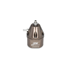 منظم ضغط الوقود القابل للتعديل 3-20PSI من DeatschWerks DWR2000 - تيتانيوم